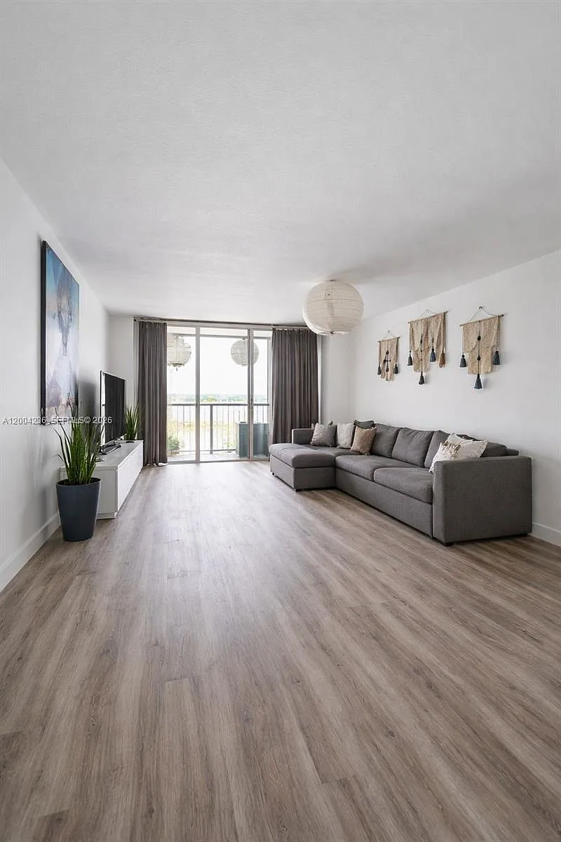 Building Photo - 1175 NE Miami Gardens Dr #202