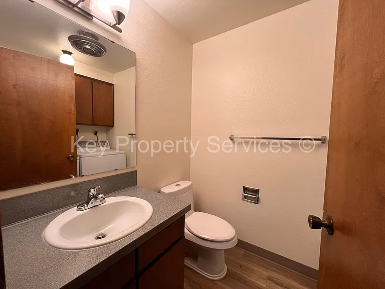 607 R St — Photo 7