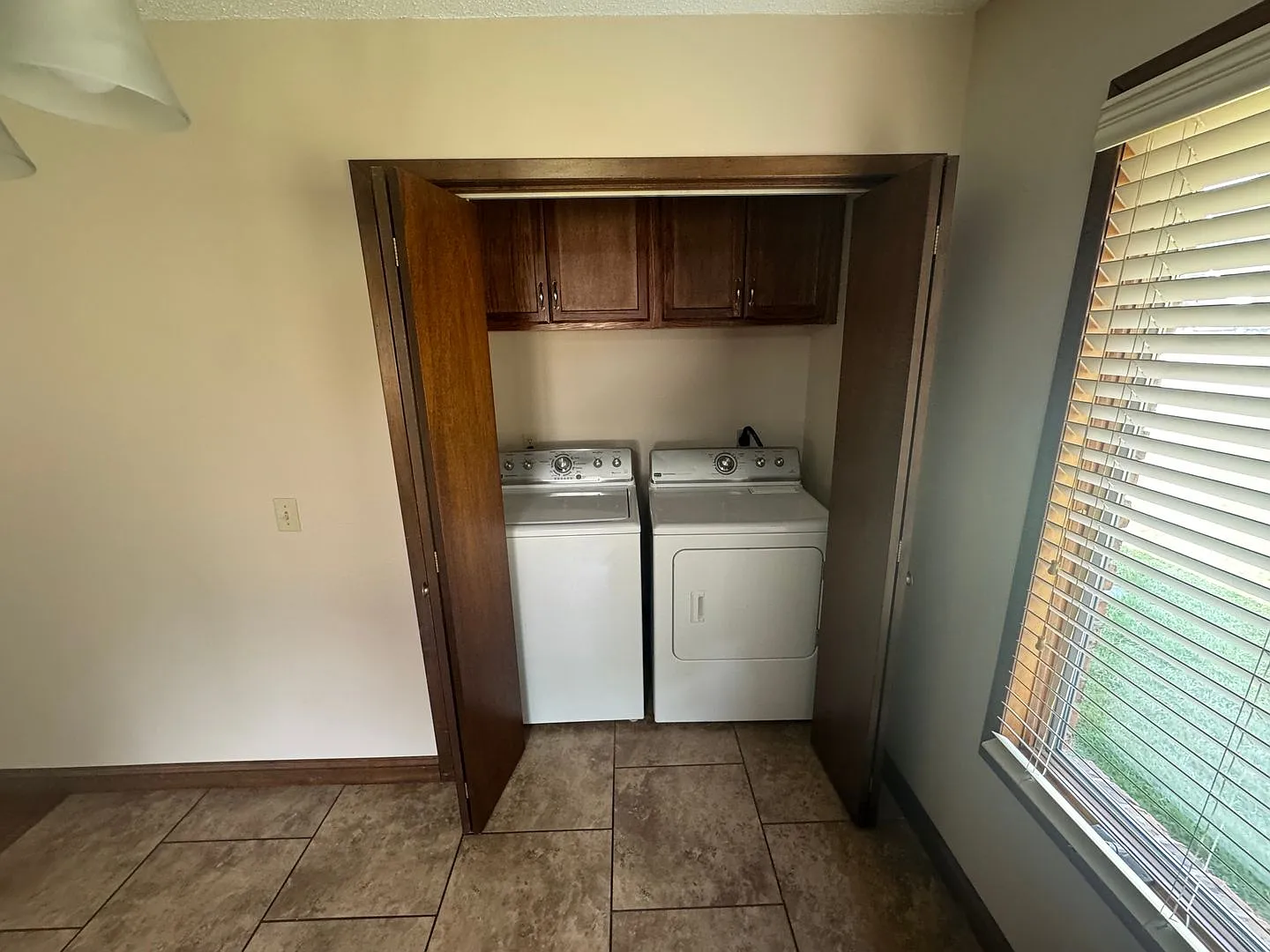 Move-In Ready! 605 E Maplewood St — Photo 4