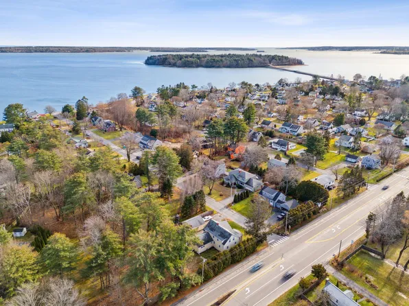 2 Hammond Road, Falmouth, ME 04105