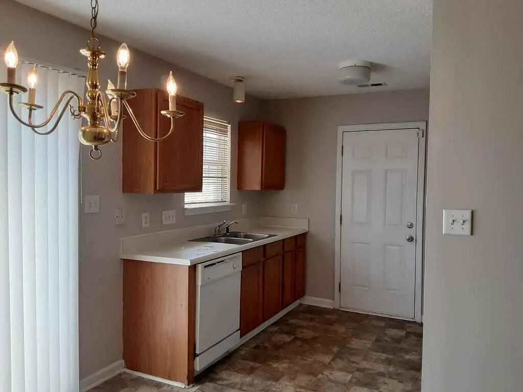 3 bed, 1056 sqft, $1,498 — Photo 3