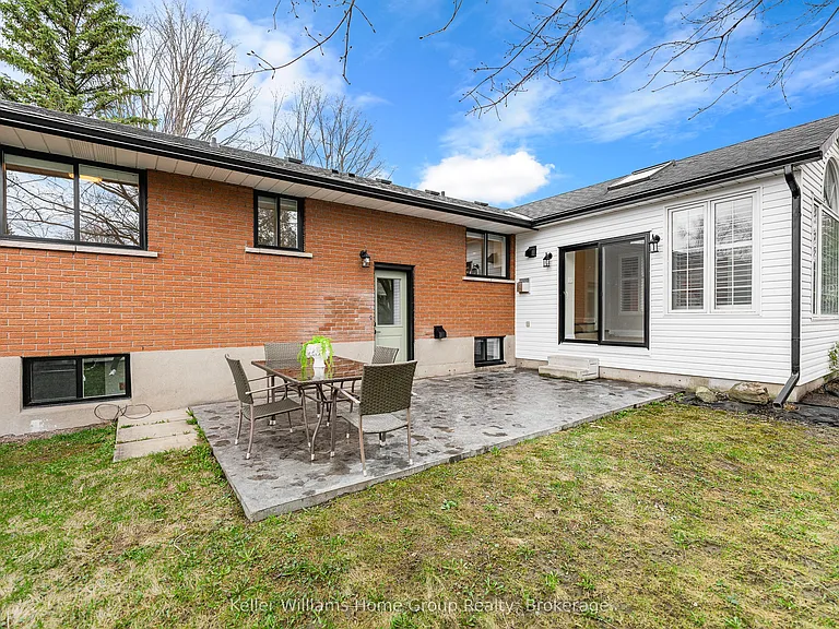 535 Elgin St — Photo 38