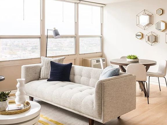 3rd image of 2101 S Michigan Ave #2/1