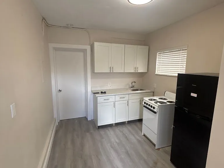 100 SW 18th Ct — Photo 1
