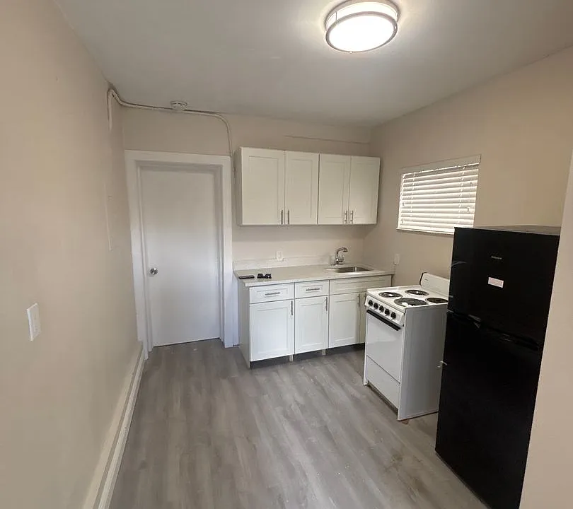 100 SW 18th Ct
