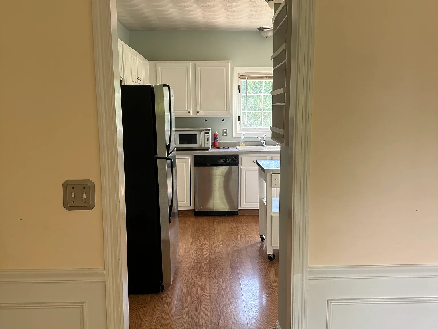 3 bed, 2.5 bath, 1950 sqft, $4,000 — Photo 3