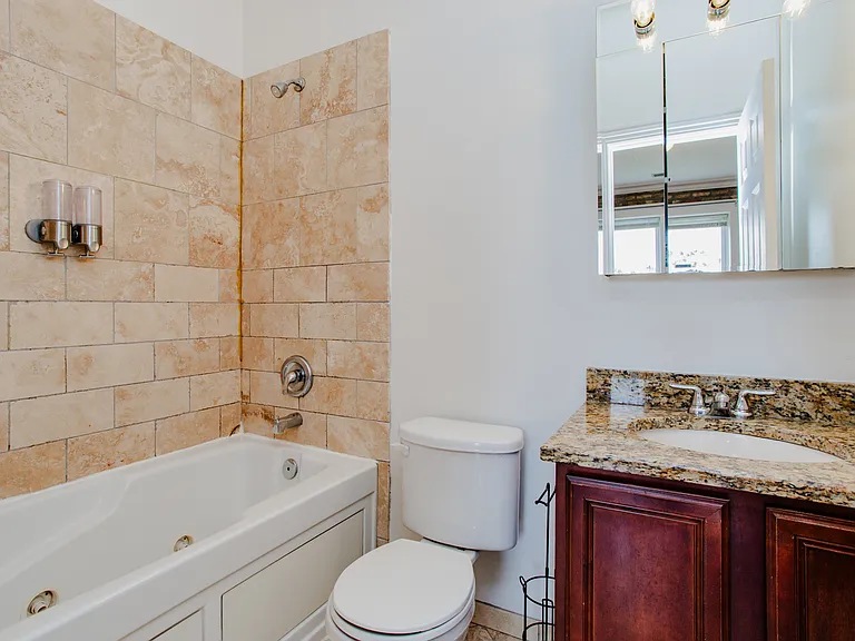6150 N Ravenswood Ave #4 — Photo 15