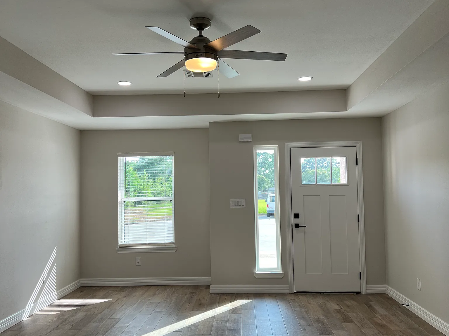 3 bed, 1250 sqft, $2,100 — Photo 2