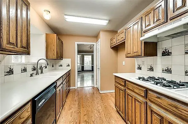 2021 Livingston Ln — Photo 9