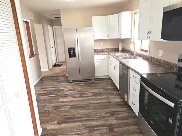 501 E 11th St, Vinton, IA 52349