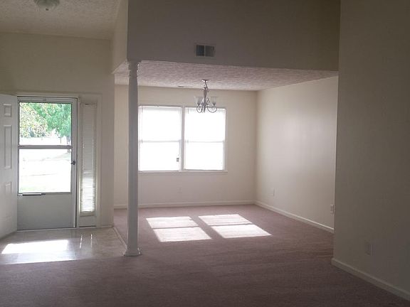 Entry Foyer - Dining Room