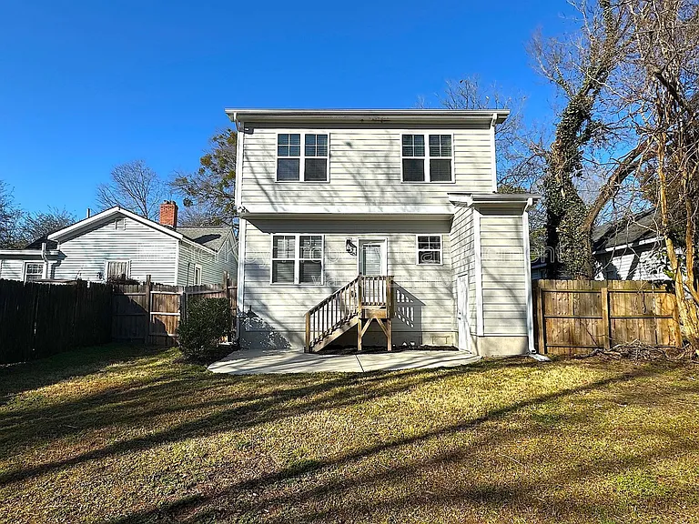 102 N Dunn St — Photo 17