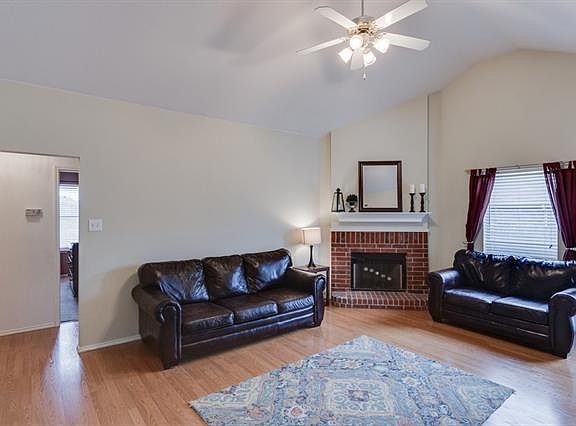 4th image of 417 Pin Oak Ln