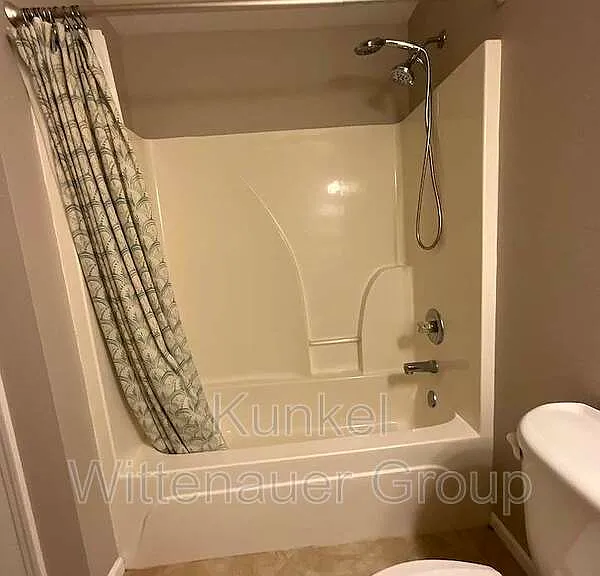 911 Victoria Ln — Photo 37