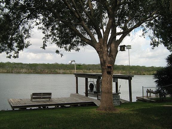 LIGHTED FISHING PIER, CLEANING STATION, BOATHOUSE W/LIFT(boat negotiable)