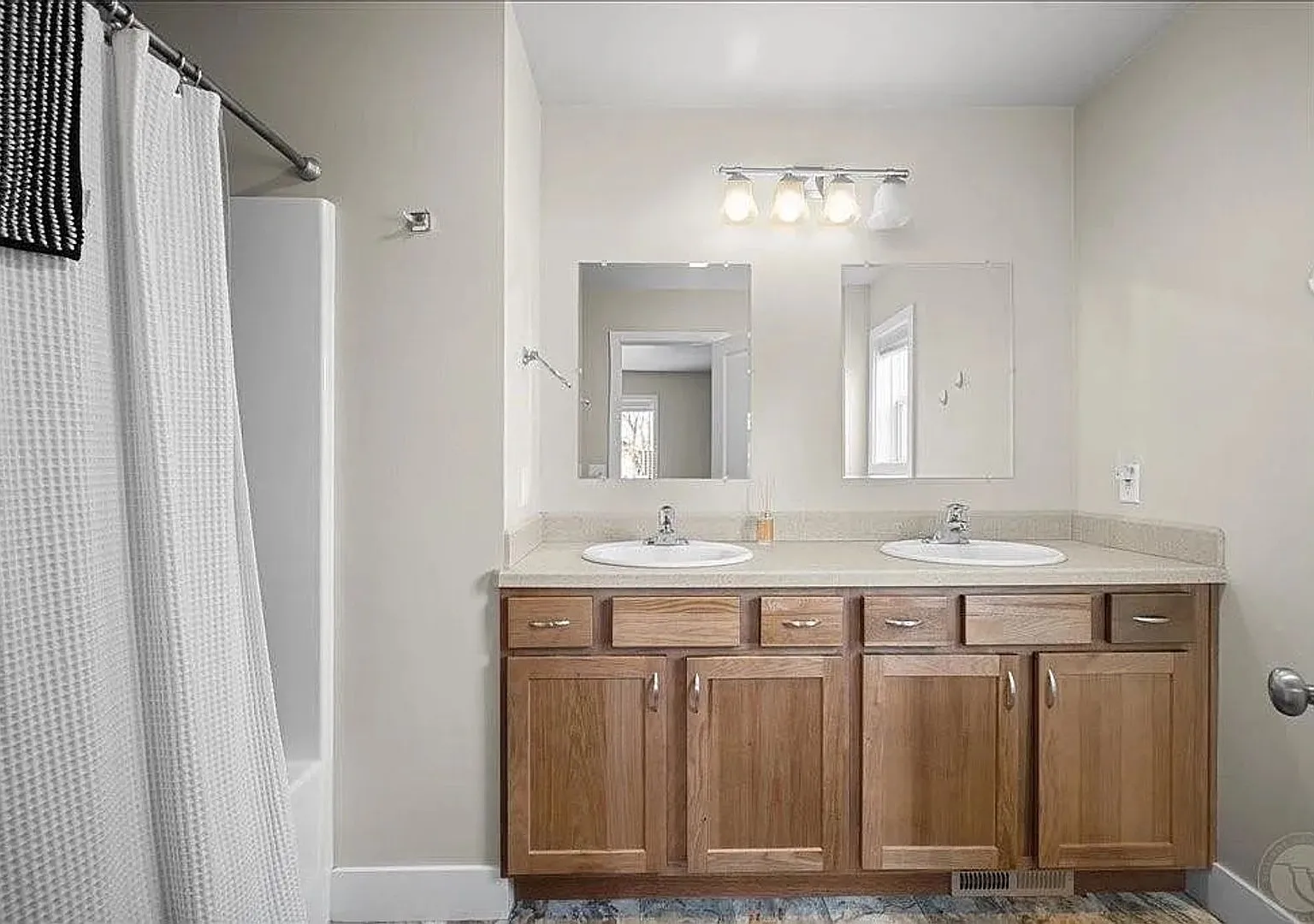 Spacious 3BR/2.5BA Furnished Townhome | Pet-Friendly Fenced Yard — Photo 4