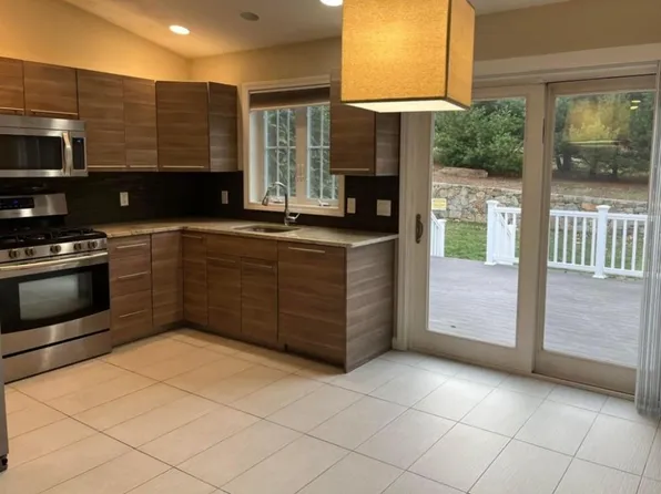 11 Old Greenville Rd, Johnston, RI 02919