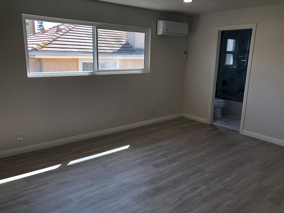MASTER BEDROOM WITH A/C, WALK-IN CLOSET, AND DIRECT ACCESS TO PRIVATE BATHROOM.