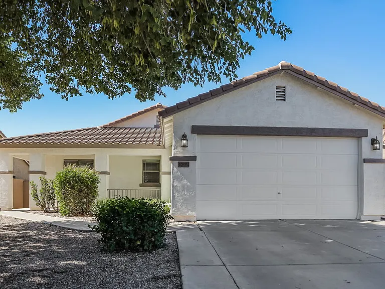 40994 N Vine Ave — Photo 1