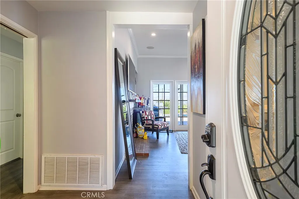 3 bed, 1971 sqft, $8,250 — Photo 2