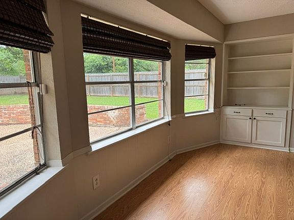 4th image of 1711 Hyacinth Dr