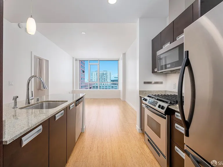 300 Berry St #907 — Photo 5