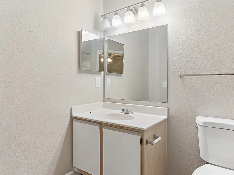 Willow Creek Apartments — Photo 15