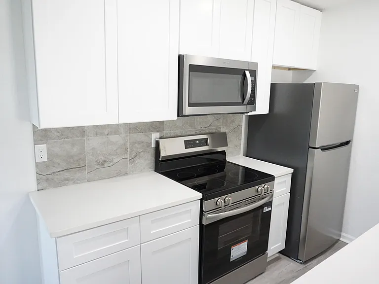 1173 W 28th St #2 — Photo 3
