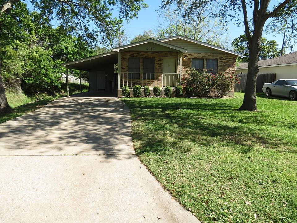 Front of home w/ driveway