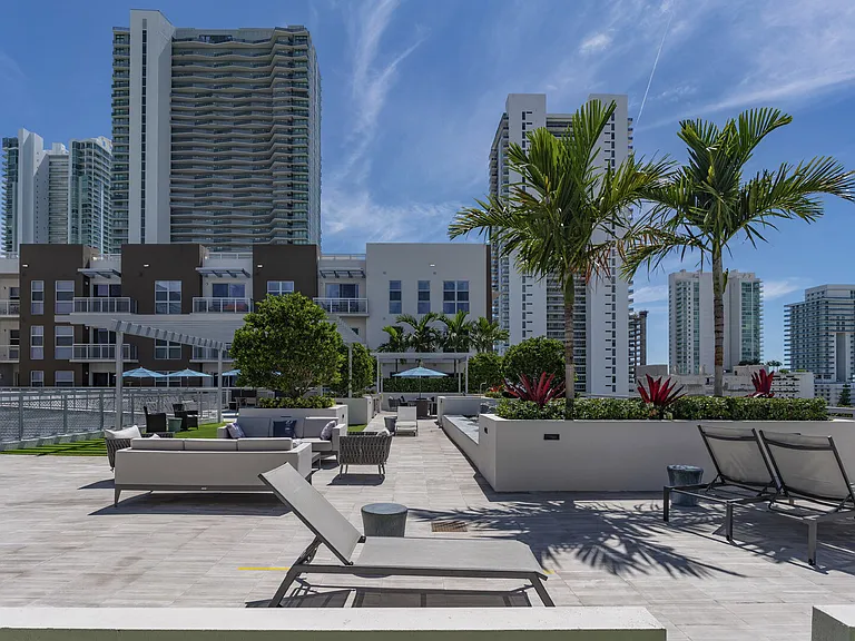 Blu27 at Edgewater — Photo 38