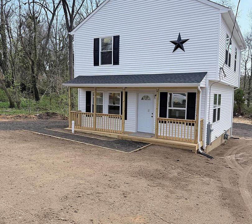 1st image of 606 E Commerce St