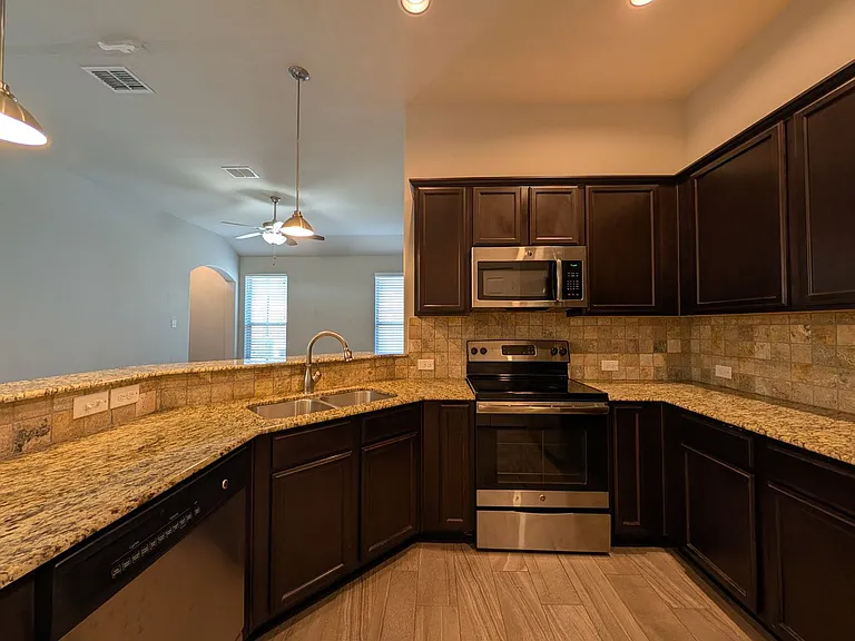 371 Creekside Curv — Photo 8