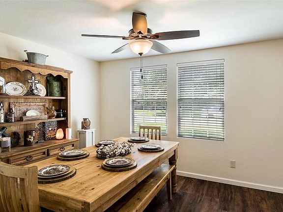 3rd image of 2814 Meadow Bluff Dr