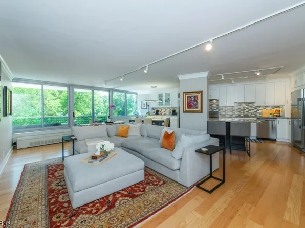1 Claridge Dr #211, Verona Twp., NJ 07044