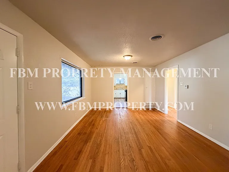 118 Brazos St — Photo 6