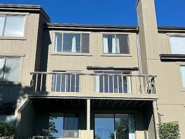 87 Shoreline Rd, Lake Barrington, IL 60010