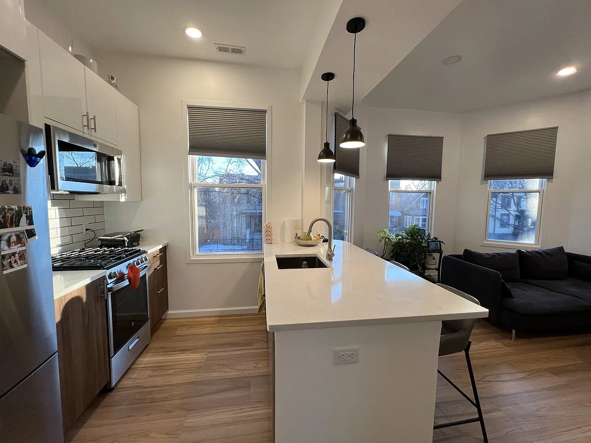 Building Photo - 3422 W Schubert Ave #2
