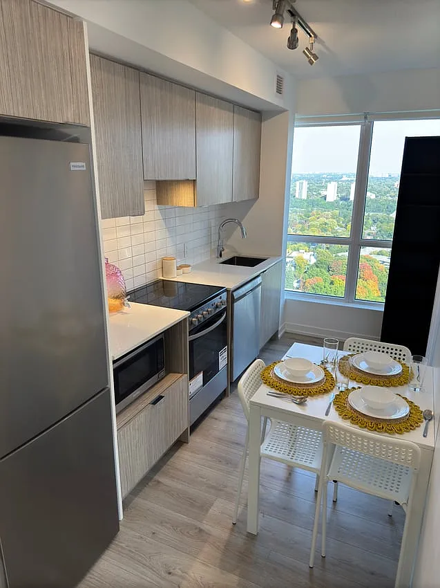 Deluxe Room - Bloor St East & Sherbourne St — Photo 4