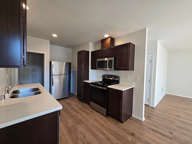 713 W Bonneville St — Photo 5