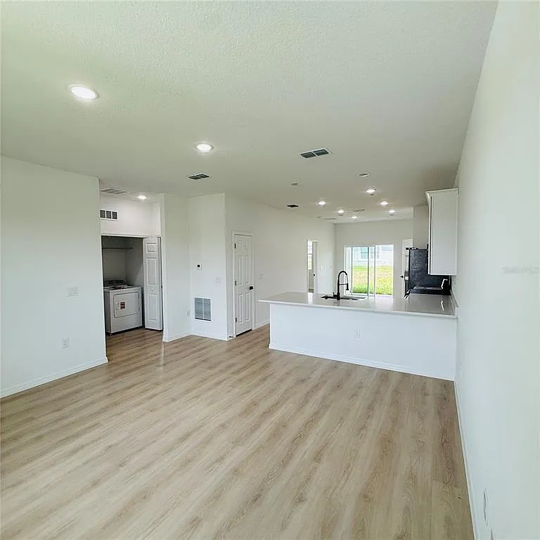 3 bed, 2.0 bath, 8899 sqft, $1,950 — Photo 4
