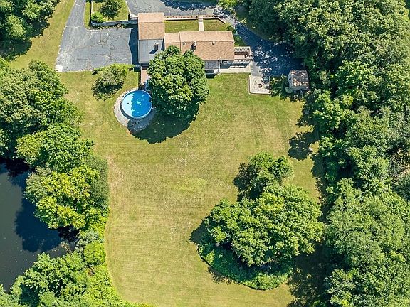 5th image of 689 Squaw Rock Road