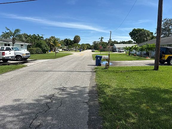 Exterior Neighborhood (street photo)