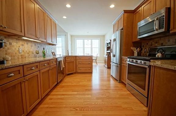 CUSTOM MAPLE KITCHEN