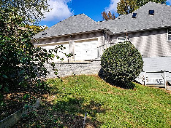 3rd image of 20 Dogwood Cir