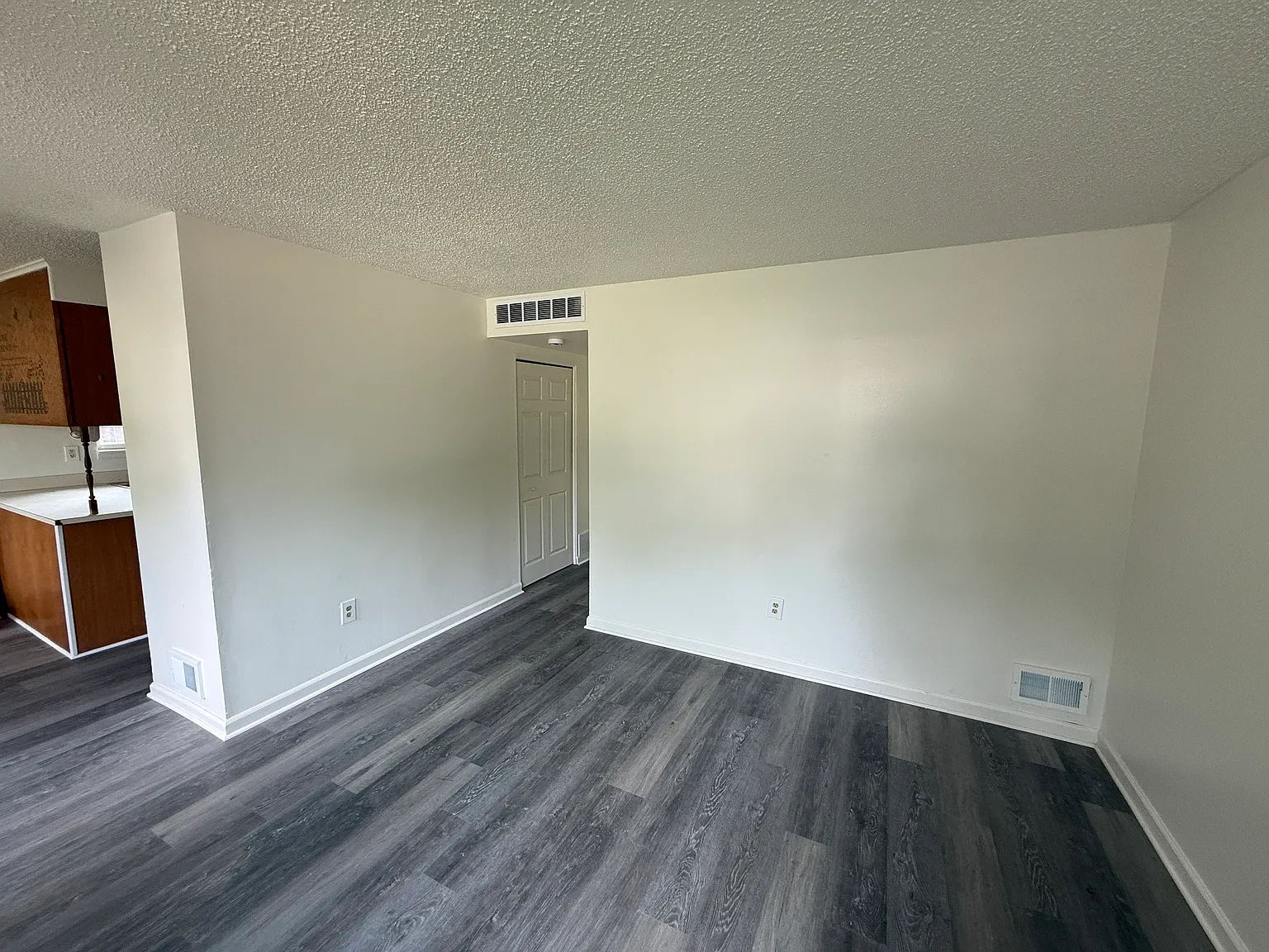3 bed, 936 sqft, $1,400 — Photo 2