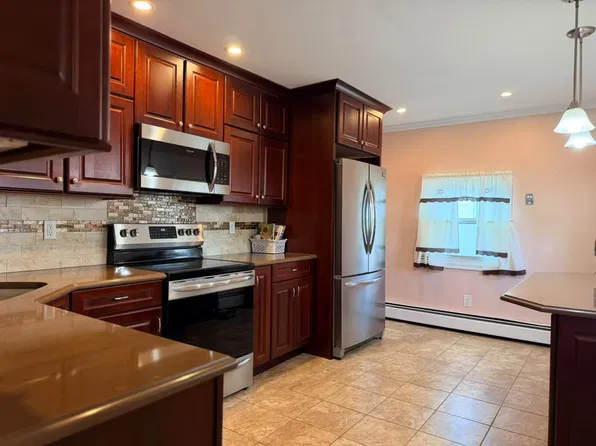 70 Corncrib Ln, Levittown, NY 11756