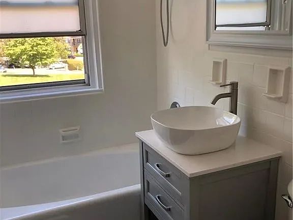 3rd image of 444 Bedford St APT 2R