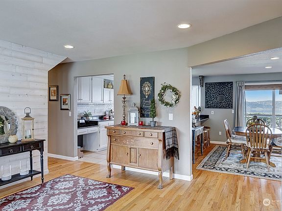 5th image of 1011 N Sunset Drive