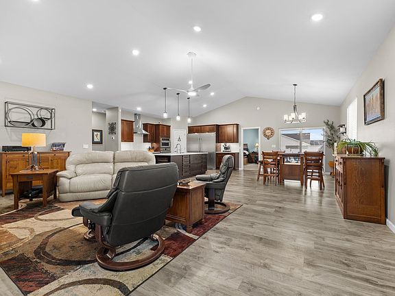 4th image of 1501 Woodlands Way SE