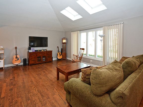 3rd image of 8541 Candlelight Dr W